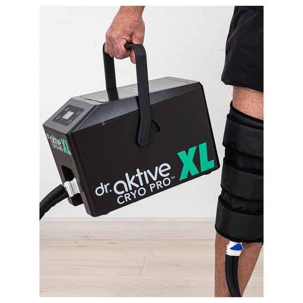 Cryo Pro XL cu manșetă de crioterapie aplicată pe genunchi