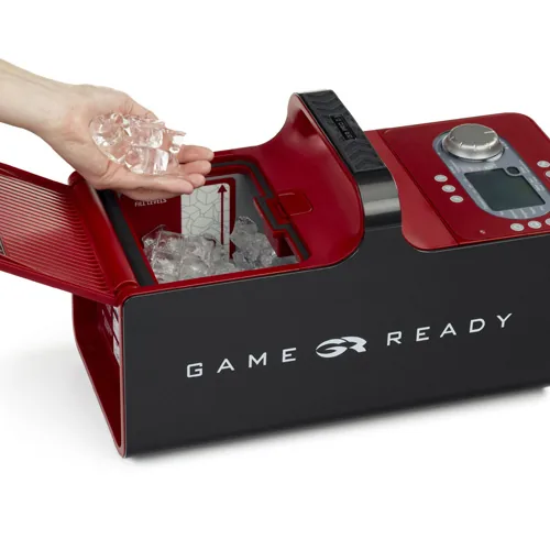 Rezervorul aparatului Game Ready GRPro 2.1 umplut cu gheață înainte de sesiunea de crioterapie