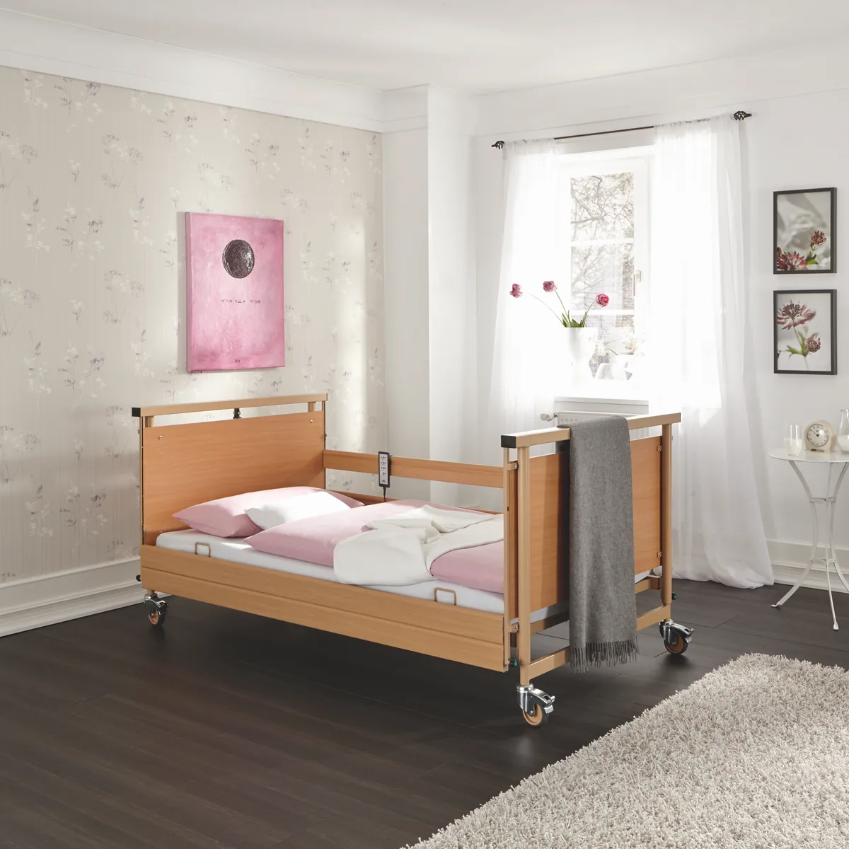 Pat medical electric bariatric într-o cameră, cu barele laterale pe toată lungimea